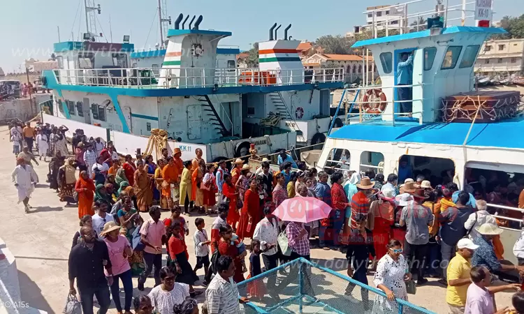 கடல் நீர்மட்டம் தாழ்வு: குமரியில் 3-வது நாளாக படகு போக்குவரத்து  தாமதம்