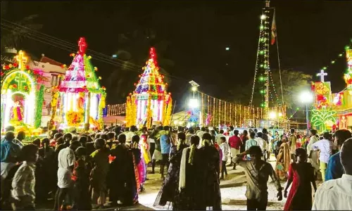 குருமிலாங்குடி புனித சுவக்கின் அன்னாள் ஆலய சப்பர பவனி குருமிலாங்குடி புனித சுவக்கின் அன்னாள் ஆலய சப்பர பவனி