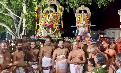 திருக்கோளூர் வைத்தமாநிதி பெருமாள் கோவிலில் கருட சேவை