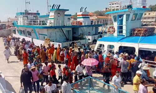 கடல் நீர்மட்டம் தாழ்வு: குமரியில் 3-வது நாளாக படகு போக்குவரத்து  தாமதம்