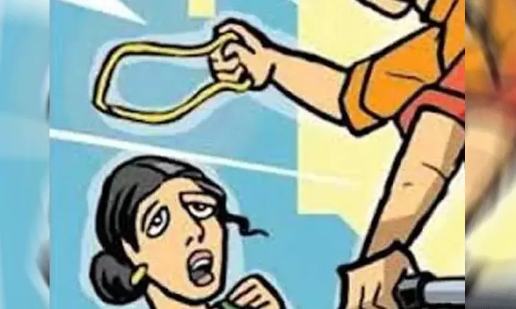 பெண் நோயாளியிடம் 5 பவுன் நகையை பறித்த மருத்துவமனை ஊழியர்.. அதை வாயில் போட்டு விழுங்கியதால் பரபரப்பு