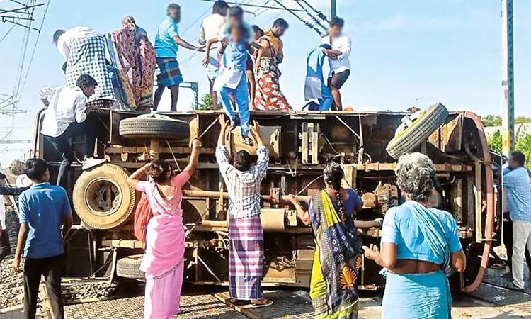 தண்டவாளத்தில் வேன் கவிழ்ந்து விபத்து: என்ன... ... இன்றைய முக்கிய செய்திகள்.. சில வரிகளில்.. 26-08-2025 தண்டவாளத்தில் வேன் கவிழ்ந்து விபத்து: என்ன... ... இன்றைய முக்கிய செய்திகள்.. சில வரிகளில்.. 26-08-2025