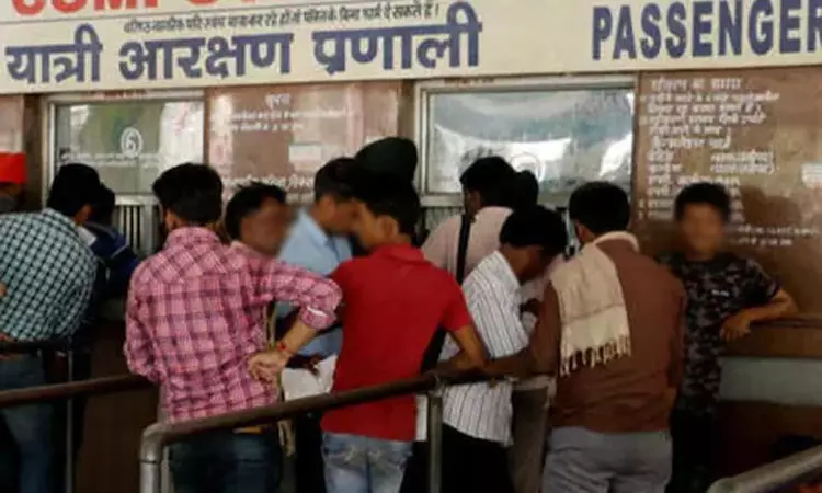 ரெயில்வே அலுவலகப்பணிகளில் இந்தி பயன்பாட்டை அதிகரிக்க வேண்டும்.. தெற்கு ரெயில்வே உத்தரவால் பரபரப்பு ரெயில்வே அலுவலகப்பணிகளில் இந்தி பயன்பாட்டை அதிகரிக்க வேண்டும்.. தெற்கு ரெயில்வே உத்தரவால் பரபரப்பு