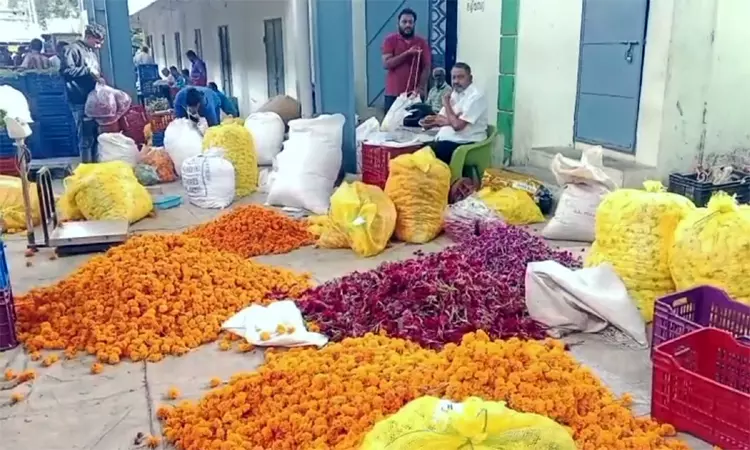 விநாயகர் சதுர்த்தி: தோவாளை, மதுரை மலர் சந்தைகளில் பூக்களின் விலை உயர்வு