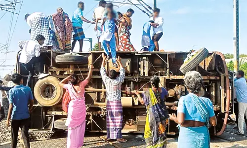 தண்டவாளத்தில் வேன் கவிழ்ந்து விபத்து: என்ன காரணம்.? - விளக்கம் அளித்த தெற்கு ரெயில்வே