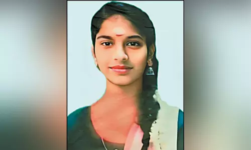 கல்லூரி மாணவி தூக்குப்போட்டு தற்கொலை: காரணம் என்ன...? கல்லூரி மாணவி தூக்குப்போட்டு தற்கொலை: காரணம் என்ன...?