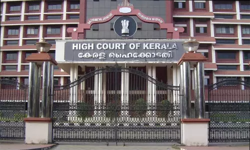 கேரளாவில் கோவில்களில் அரசியல் நிகழ்ச்சிகள் நடத்தக்கூடாது - ஐகோர்ட்டு உத்தரவு கேரளாவில் கோவில்களில் அரசியல் நிகழ்ச்சிகள் நடத்தக்கூடாது - ஐகோர்ட்டு உத்தரவு