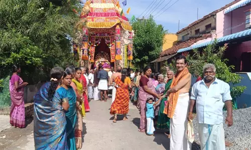 மெலட்டூர் விநாயகர் கோவில் தேரோட்டம்: ஏராளமான பெண்கள் தேர் இழுத்தனர் மெலட்டூர் விநாயகர் கோவில் தேரோட்டம்: ஏராளமான பெண்கள் தேர் இழுத்தனர்