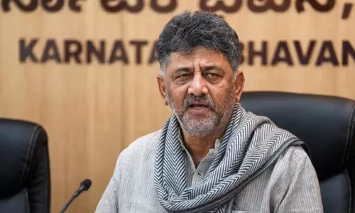 ஆர்.எஸ்.எஸ் பாடலை பாடியதால் எழுந்த சர்ச்சை: மன்னிப்பு கோரினார் டிகே சிவக்குமார் ஆர்.எஸ்.எஸ் பாடலை பாடியதால் எழுந்த சர்ச்சை: மன்னிப்பு கோரினார் டிகே சிவக்குமார்