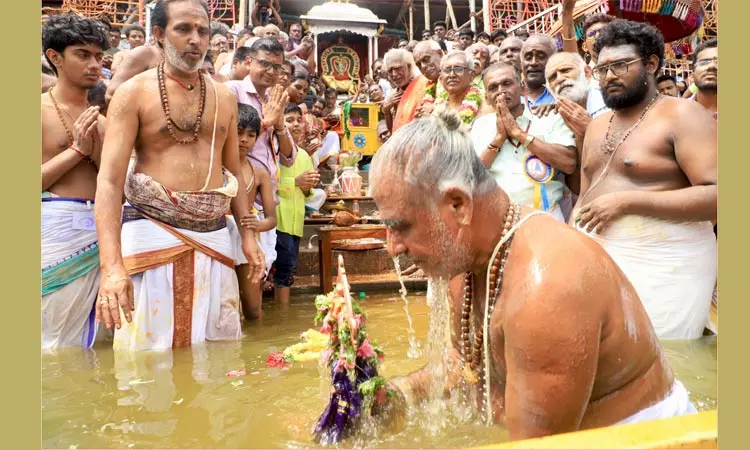 விநாயகர் சதுர்த்தி விழா.. பிள்ளையார்பட்டி கற்பக விநாயகர் தீர்த்தவாரி உற்சவம்