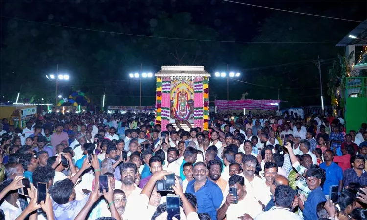 கற்பகப் பொன் சப்ரத்தில் முத்துமாலை அம்மன் பவனி