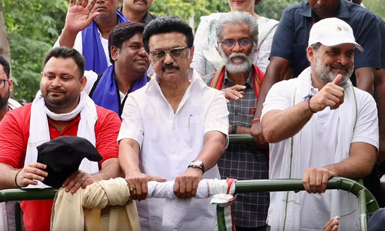 பீகாரில் நடந்தது ஜனநாயக படுகொலை: மு.க.ஸ்டாலின் கடும் தாக்கு பீகாரில் நடந்தது ஜனநாயக படுகொலை: மு.க.ஸ்டாலின் கடும் தாக்கு