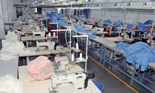 அமெரிக்காவின் கூடுதல் வரி விதிப்பால் திருப்பூரில் உற்பத்தியை குறைக்கும் பின்னலாடை நிறுவனங்கள்