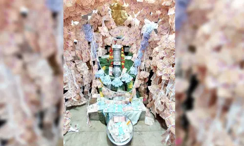 ரூ.17 லட்சத்தில் அலங்கரிக்கப்பட்ட காஞ்சிபுரம் ஏலேல சிங்க விநாயகர் ரூ.17 லட்சத்தில் அலங்கரிக்கப்பட்ட காஞ்சிபுரம் ஏலேல சிங்க விநாயகர்