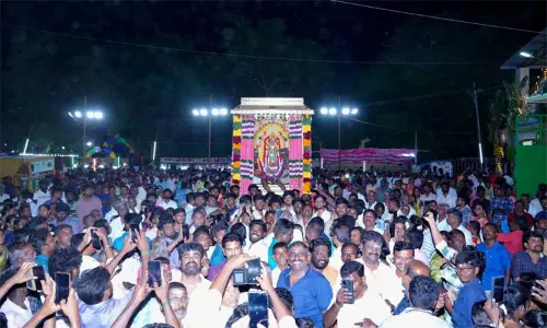 கற்பகப் பொன் சப்ரத்தில் முத்துமாலை அம்மன் பவனி கற்பகப் பொன் சப்ரத்தில் முத்துமாலை அம்மன் பவனி