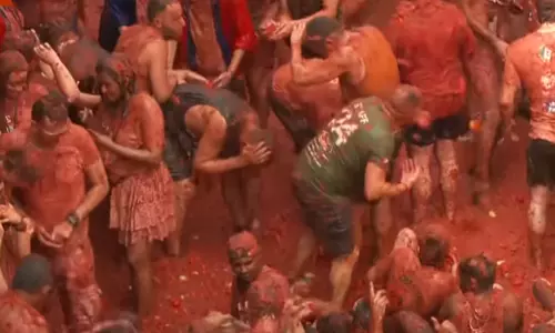 ஸ்பெயினில் பாரம்பரிய தக்காளி சண்டை திருவிழா கோலாகலம்