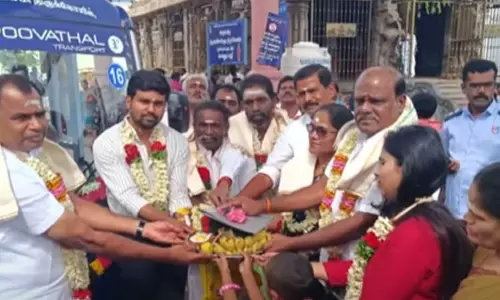 பழனி முருகன் கோவிலில் ரூ.20 லட்சம் மதிப்பிலான பேட்டரி கார் - பக்தர்கள் பயன்பாட்டிற்காக ஒப்படைப்பு பழனி முருகன் கோவிலில் ரூ.20 லட்சம் மதிப்பிலான பேட்டரி கார் - பக்தர்கள் பயன்பாட்டிற்காக ஒப்படைப்பு