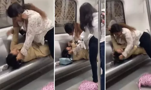 டெல்லி மெட்ரோ ரெயிலில் பெண்கள் குடுமிப்பிடி சண்டை - வைரல் வீடியோ