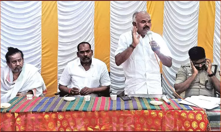 குலசை தசரா திருவிழா கொடியேற்றத்தை பிரம்ம முகூர்த்தத்தில் நடத்த வேண்டும்- பக்தர்கள் வலியுறுத்தல்