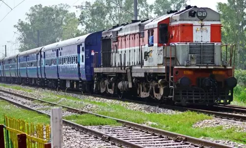 காஷ்மீரில் கனமழையால் நிலச்சரிவு: குமரியில் இருந்து இன்று புறப்படும் ரெயில் ரத்து காஷ்மீரில் கனமழையால் நிலச்சரிவு: குமரியில் இருந்து இன்று புறப்படும் ரெயில் ரத்து