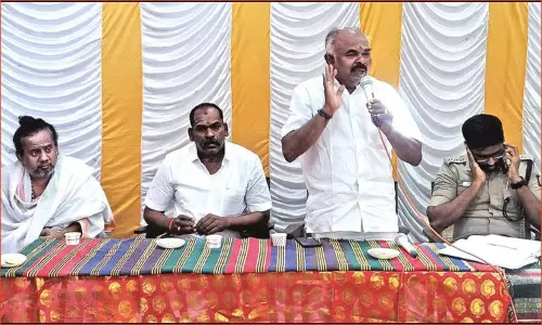 குலசை தசரா திருவிழா கொடியேற்றத்தை பிரம்ம முகூர்த்தத்தில் நடத்த வேண்டும்- பக்தர்கள் வலியுறுத்தல் குலசை தசரா திருவிழா கொடியேற்றத்தை பிரம்ம முகூர்த்தத்தில் நடத்த வேண்டும்- பக்தர்கள் வலியுறுத்தல்