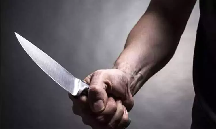 தனியாக சென்ற பெண்ணிடம் சில்மிஷம்... தட்டிக்கேட்ட கணவருக்கு கத்திக்குத்து