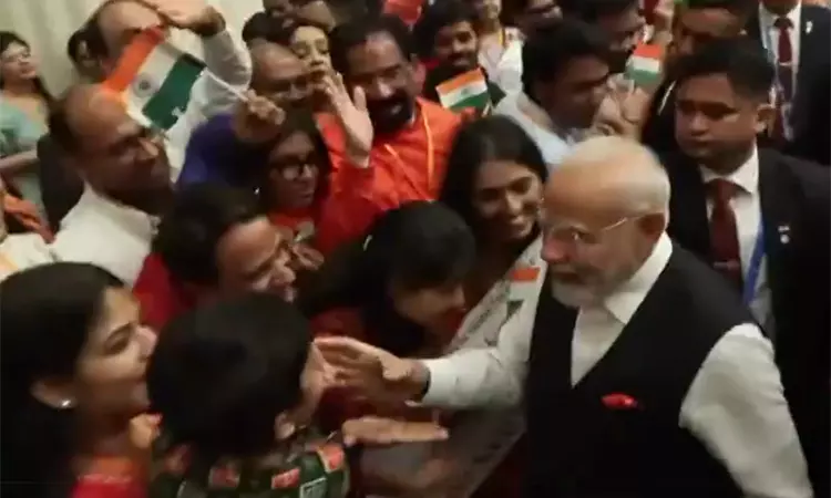 சீனா சென்ற பிரதமர் மோடிக்கு உற்சாக வரவேற்பு சீனா சென்ற பிரதமர் மோடிக்கு உற்சாக வரவேற்பு