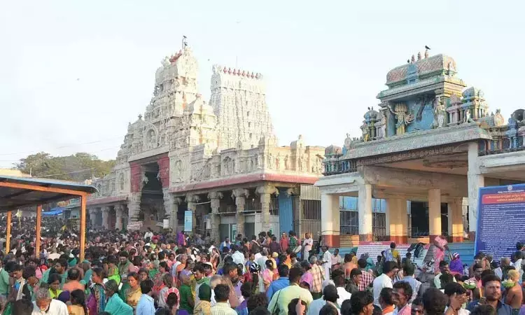 சந்திர கிரகணம்; திருச்செந்தூர் கோவிலில் பிற்பகல் 2 மணி வரை மட்டுமே தரிசனத்திற்கு அனுமதி சந்திர கிரகணம்; திருச்செந்தூர் கோவிலில் பிற்பகல் 2 மணி வரை மட்டுமே தரிசனத்திற்கு அனுமதி