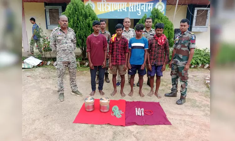 சத்தீஷ்கார்: 4 நக்சலைட்டுகள் கைது; 10 கிலோ வெடிமருந்து பறிமுதல் சத்தீஷ்கார்: 4 நக்சலைட்டுகள் கைது; 10 கிலோ வெடிமருந்து பறிமுதல்