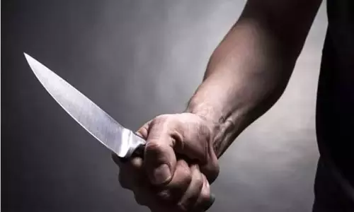 தனியாக சென்ற பெண்ணிடம் சில்மிஷம்... தட்டிக்கேட்ட கணவருக்கு கத்திக்குத்து