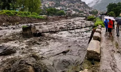 காஷ்மீரில் மீண்டும் மேகவெடிப்பால் கனமழை; நிலச்சரிவு-வீடுகள் இடிந்து 11 பேர் பலி காஷ்மீரில் மீண்டும் மேகவெடிப்பால் கனமழை; நிலச்சரிவு-வீடுகள் இடிந்து 11 பேர் பலி