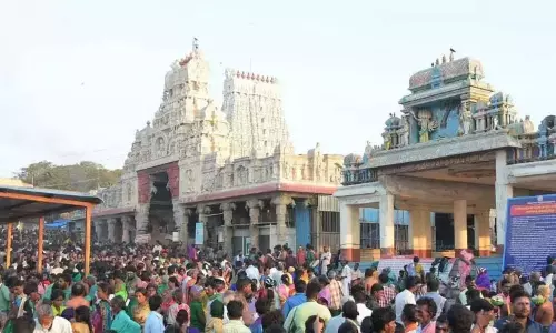 சந்திர கிரகணம்; திருச்செந்தூர் கோவிலில் பிற்பகல் 2 மணி வரை மட்டுமே தரிசனத்திற்கு அனுமதி சந்திர கிரகணம்; திருச்செந்தூர் கோவிலில் பிற்பகல் 2 மணி வரை மட்டுமே தரிசனத்திற்கு அனுமதி