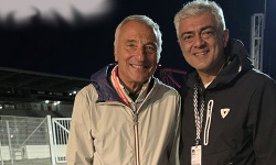 முன்னாள் ரேஸருடன் புகைப்படம் எடுத்த அஜித்குமார்