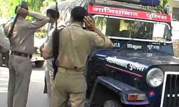 பலாத்காரம் செய்தவர் மீது நடவடிக்கை எடுக்காத போலீஸ்... காவல்நிலையம் முன்பு இளம்பெண் விபரீத செயல்