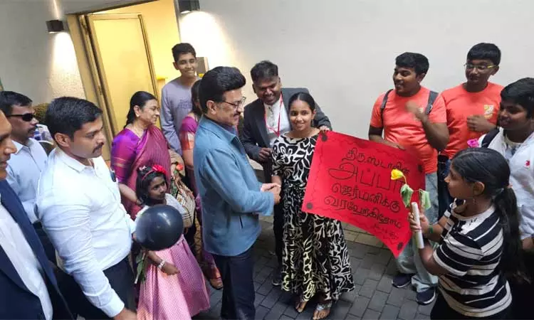 ஜெர்மனியில் தமிழ் குடும்பத்தினரை சந்தித்த முதல்-அமைச்சர் மு.க.ஸ்டாலின் ஜெர்மனியில் தமிழ் குடும்பத்தினரை சந்தித்த முதல்-அமைச்சர் மு.க.ஸ்டாலின்