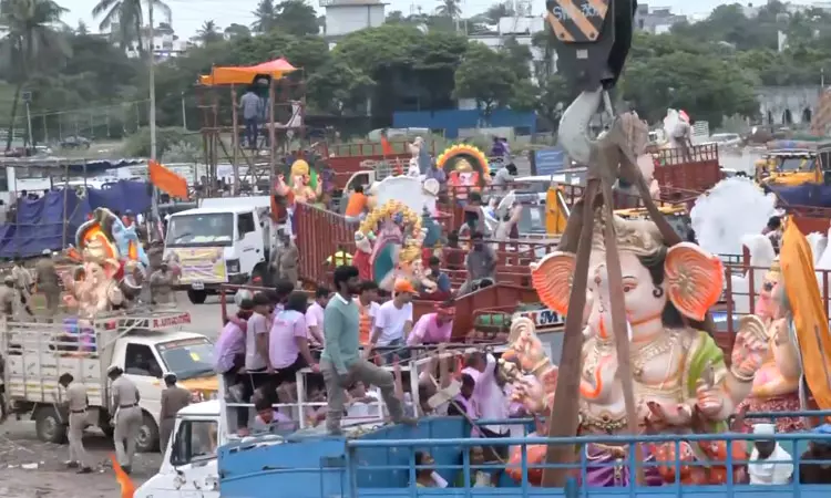 சென்னையில் பிரமாண்ட ஊர்வலம்.. விநாயகர் சிலைகள் கடலில் கரைப்பு