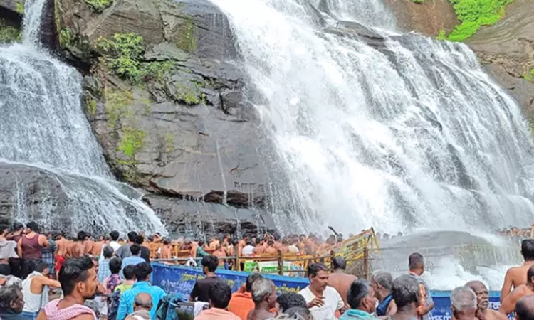 குற்றாலம் மெயின் அருவியில் 2 நாட்களுக்கு பிறகு குளிக்க அனுமதி; அலைமோதிய கூட்டம்