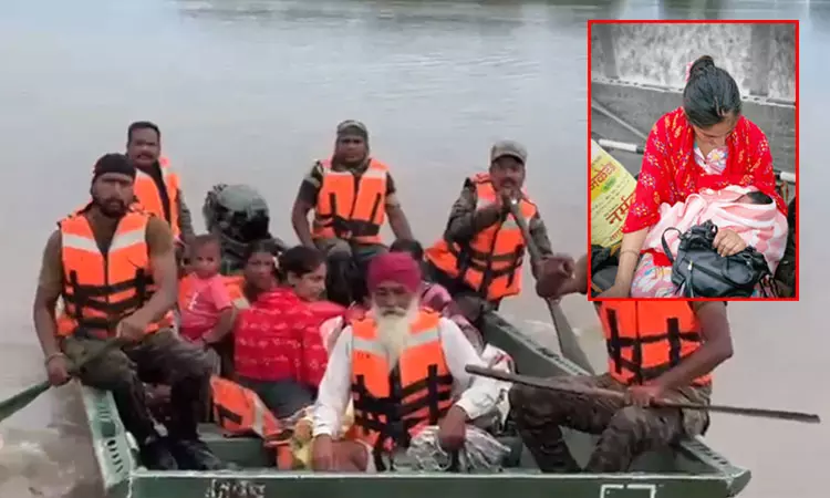 பிறந்து 15 நாளேயான குழந்தையுடன் வெள்ளத்தில் 4 நாட்களாக சிக்கி தவித்த தாய்; பாதுகாப்பாக மீட்ட ராணுவம்