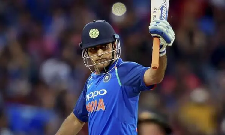 தோனி முதலில் போனை எடுத்தாரா...? இந்திய முன்னாள் வீரர் கிண்டல் தோனி முதலில் போனை எடுத்தாரா...? இந்திய முன்னாள் வீரர் கிண்டல்