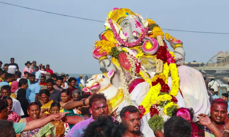 சென்னையில் 2 ஆயிரத்து 5 விநாயகர் சிலைகள் கடலில் கரைப்பு