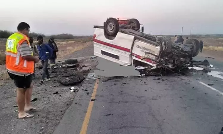 போலீஸ் வேன், சிறைத்துறை பஸ் நேருக்கு நேர் மோதி கோர விபத்து; 16 பேர் பலி