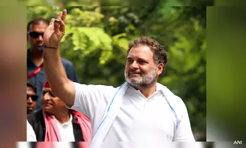 கறுப்புக்கொடி காட்டிய நபருக்கு சாக்லேட் கொடுத்த ராகுல் காந்தி