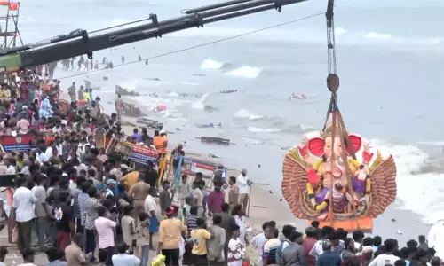 சென்னையில் பிரமாண்ட ஊர்வலம்.. விநாயகர் சிலைகள் கடலில் கரைப்பு