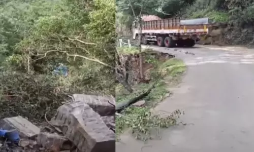 500 அடிபள்ளத்தில் லாரி கவிழ்ந்து விபத்து: நல்வாய்ப்பாக தப்பிய 2 பேர்