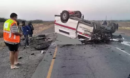 போலீஸ் வேன், சிறைத்துறை பஸ் நேருக்கு நேர் மோதி கோர விபத்து; 16 பேர் பலி