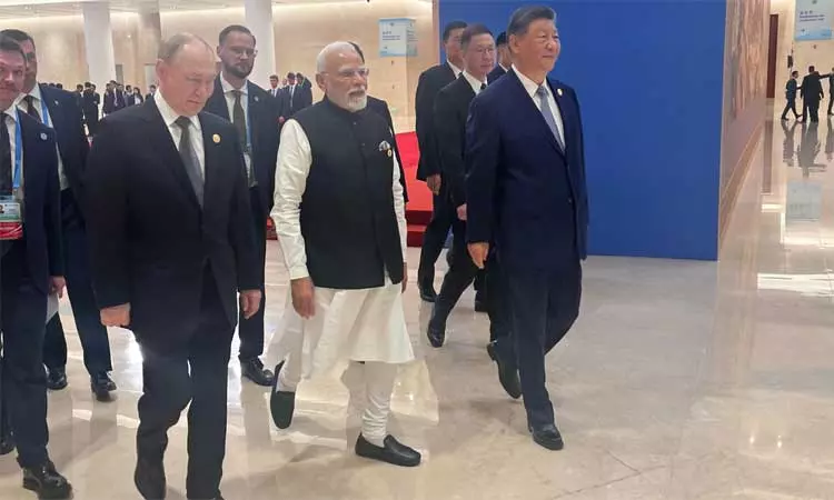 ரஷிய அதிபர் புதினை சந்தித்தார் பிரதமர் மோடி - அமெரிக்காவின் வரிவிதிப்பு குறித்து முக்கிய ஆலோசனை