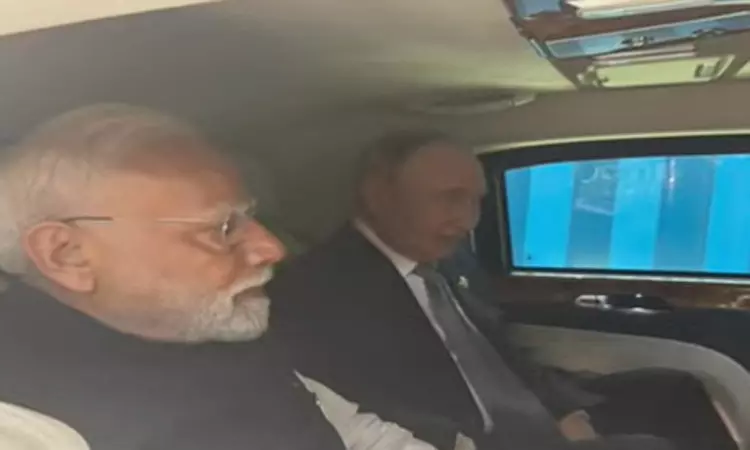 ஒரே காரில் பிரதமர் மோடி - புதின் பயணம் ஒரே காரில் பிரதமர் மோடி - புதின் பயணம்