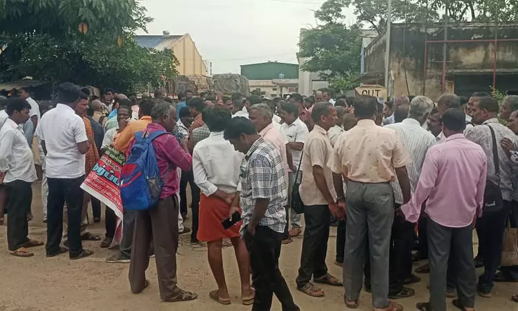 டாஸ்மாக் ஊழியர்கள் போராட்டம்;  கடை திறக்காததால் மதுபிரியர்கள் பரிதவிப்பு