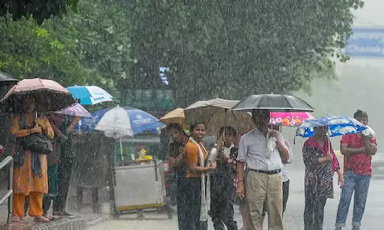 தமிழகத்தில் 3-ம் தேதி வரை பலத்த காற்றுடன் மழை பெய்ய வாய்ப்பு: வானிலை மையம் தமிழகத்தில் 3-ம் தேதி வரை பலத்த காற்றுடன் மழை பெய்ய வாய்ப்பு: வானிலை மையம்