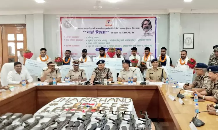 ஜார்க்கண்ட்: மாவோயிஸ்டுகள் 9 பேர் போலீசில் சரண்